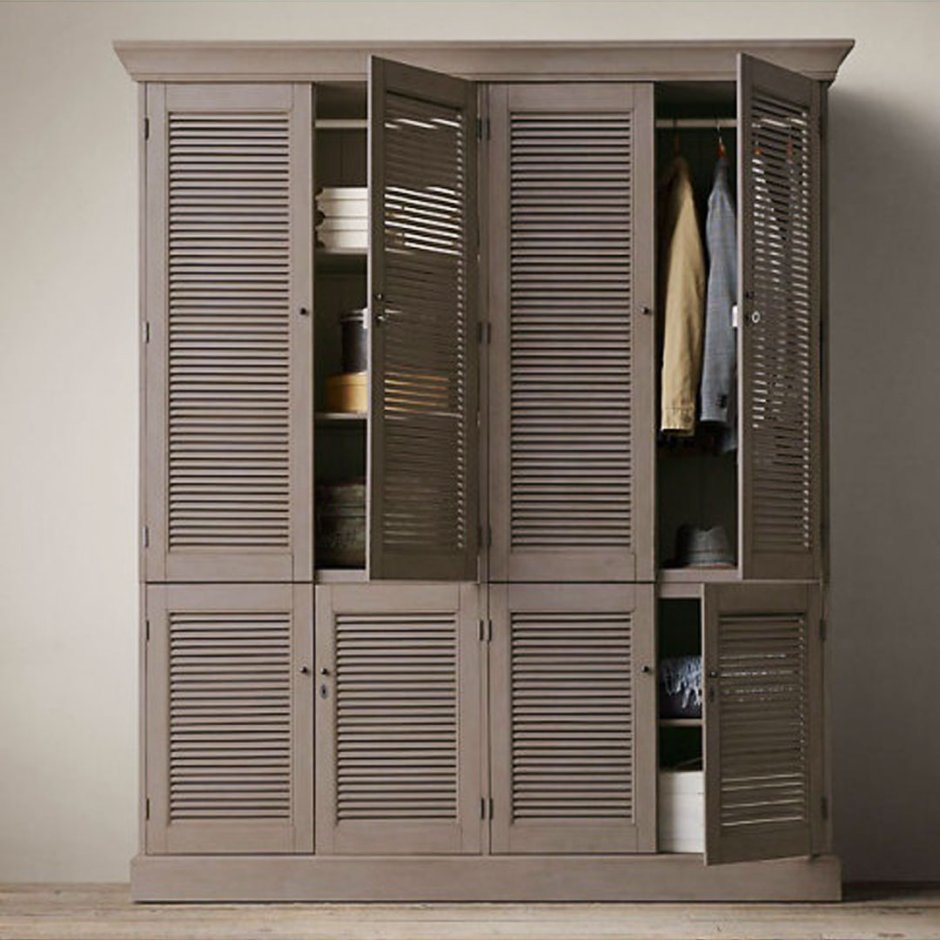 Шкаф в прихожую с жалюзийными дверцами