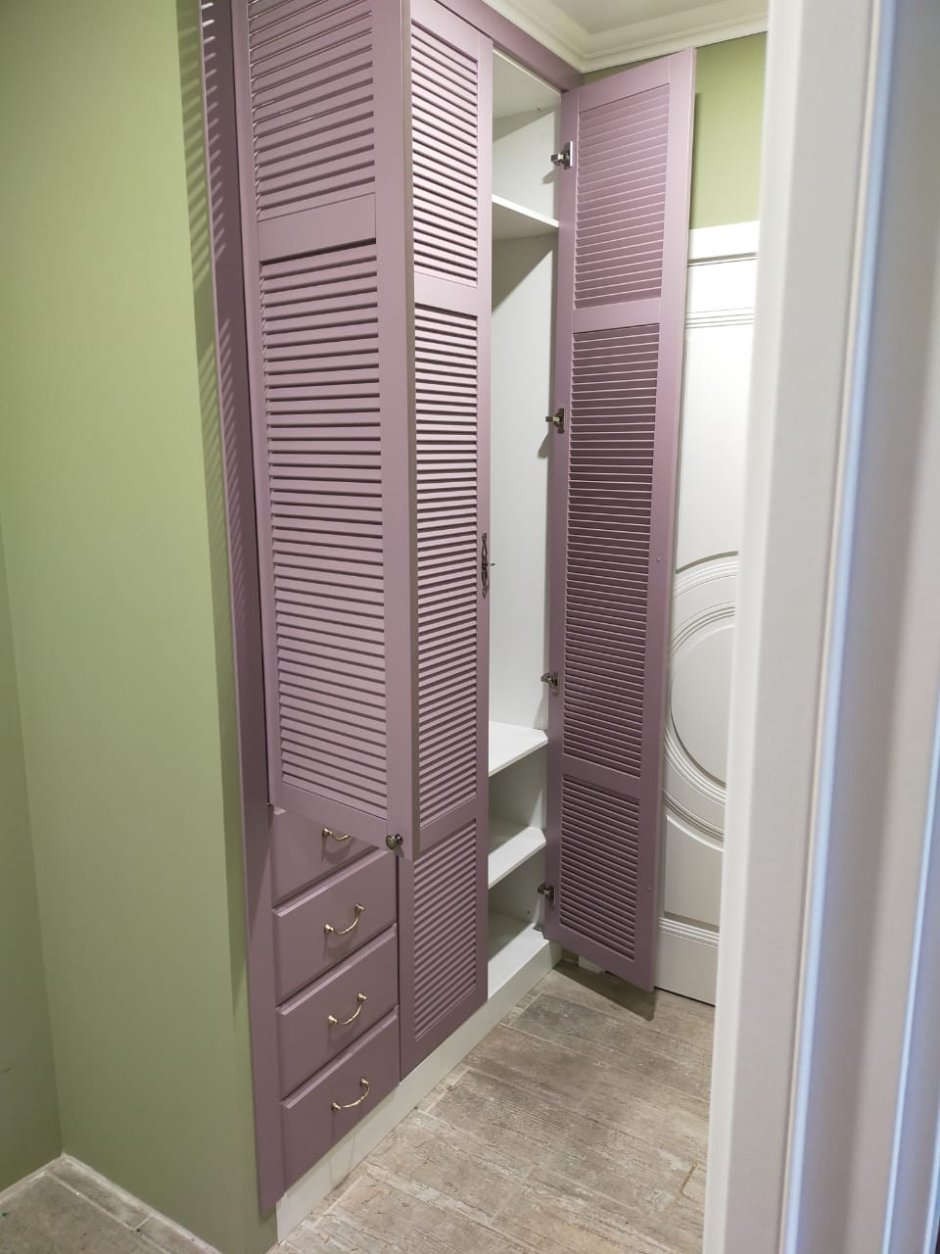 Шкаф с жалюзийными дверцами