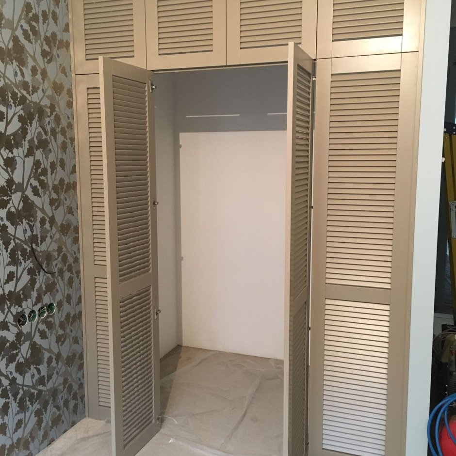 Жалюзийные двери в интерьере лофт