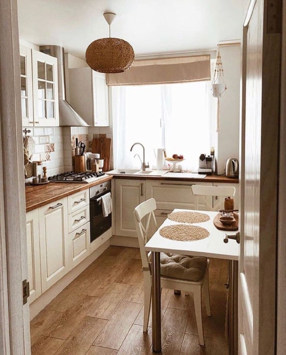 Кухня с барной стойкой у окна