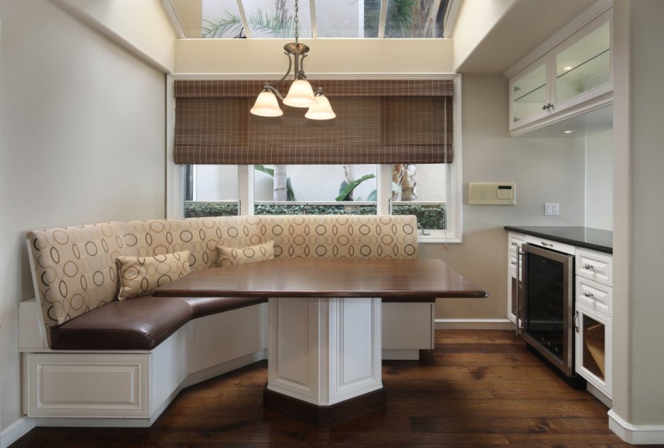 Планировка кухни с большим окном