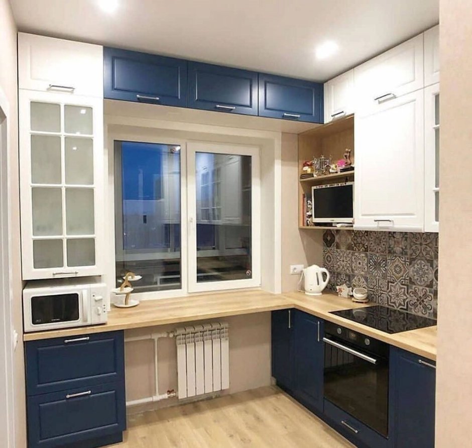 П-образная кухня с окном