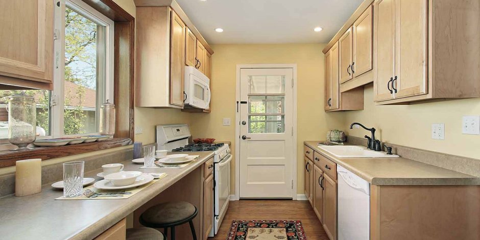 Кухонный гарнитур у окна с батареей