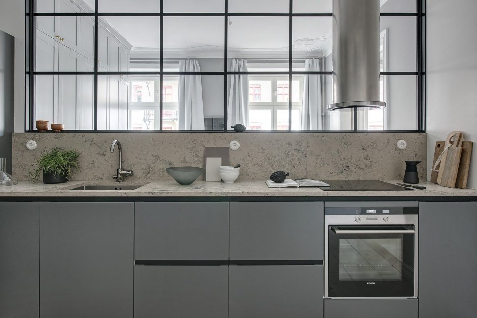 Серая кухня с мраморным фартуком