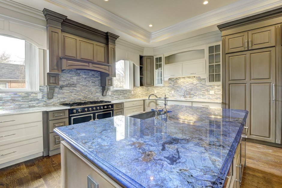 Серая кухня с серым мраморным фартуком