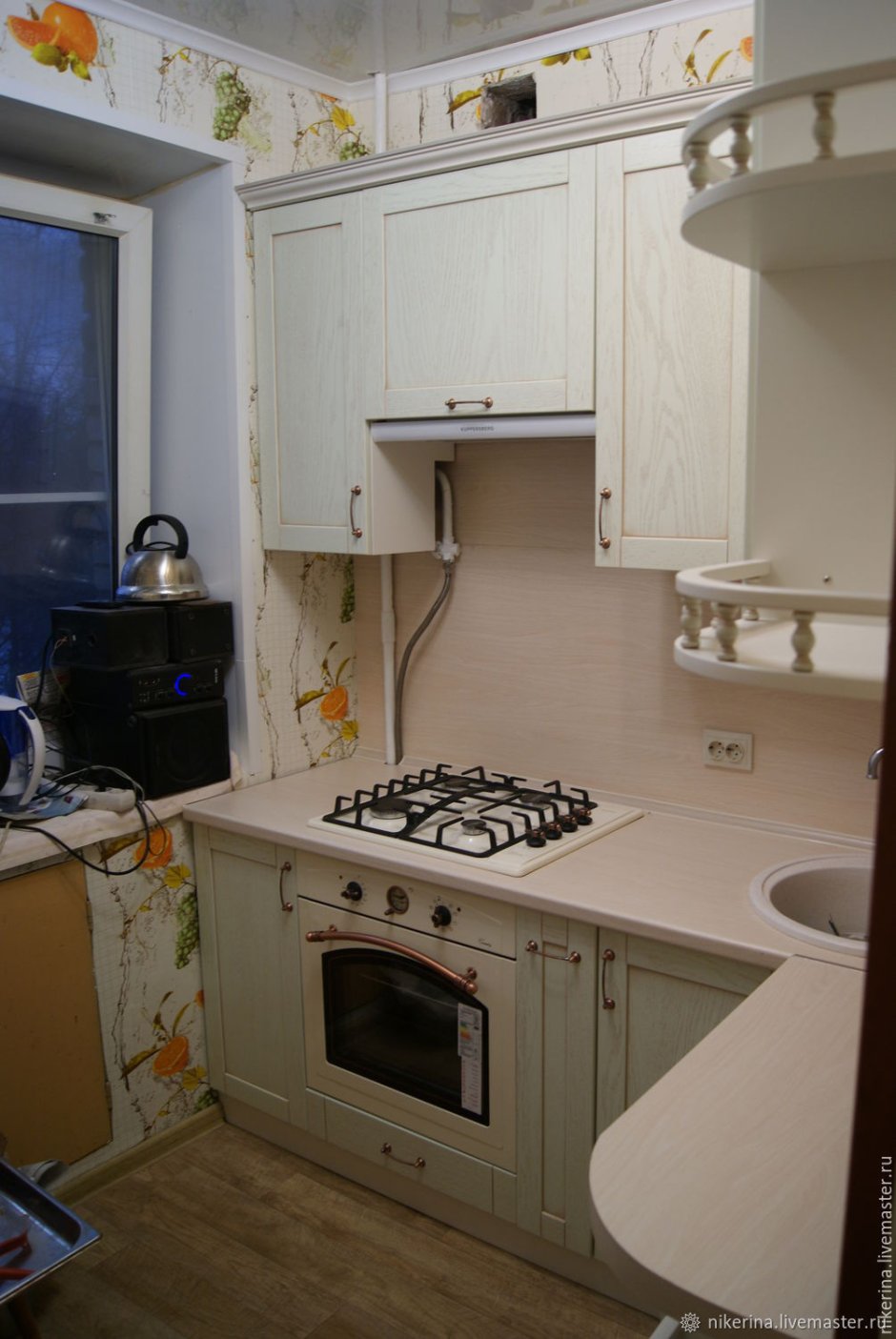 Интерьер кухни 5м.кв с газовой колонкой155на2м