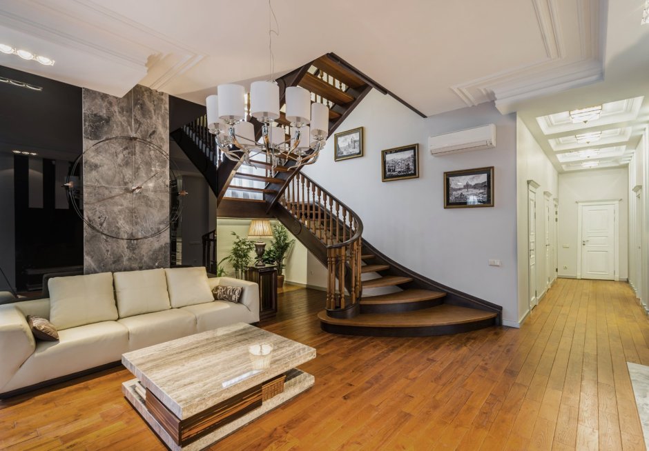 Лестница в гостиной