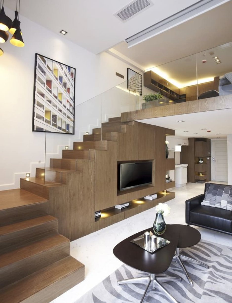 Кухня гостиная с лестницей на второй этаж