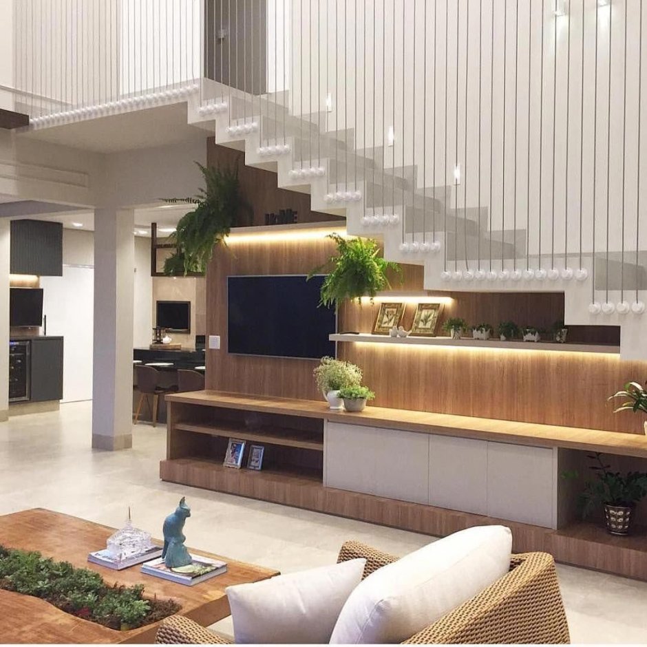 Красивая гостиная с лестницей