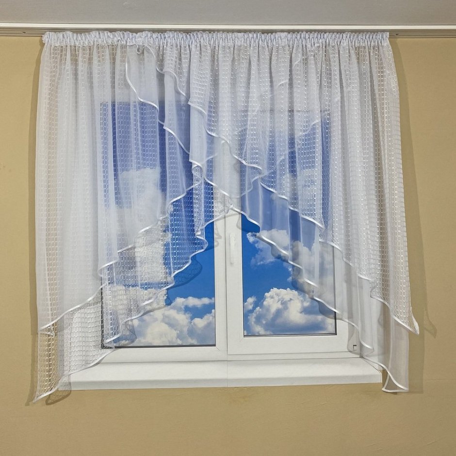 Трехцветная тюль на кухню