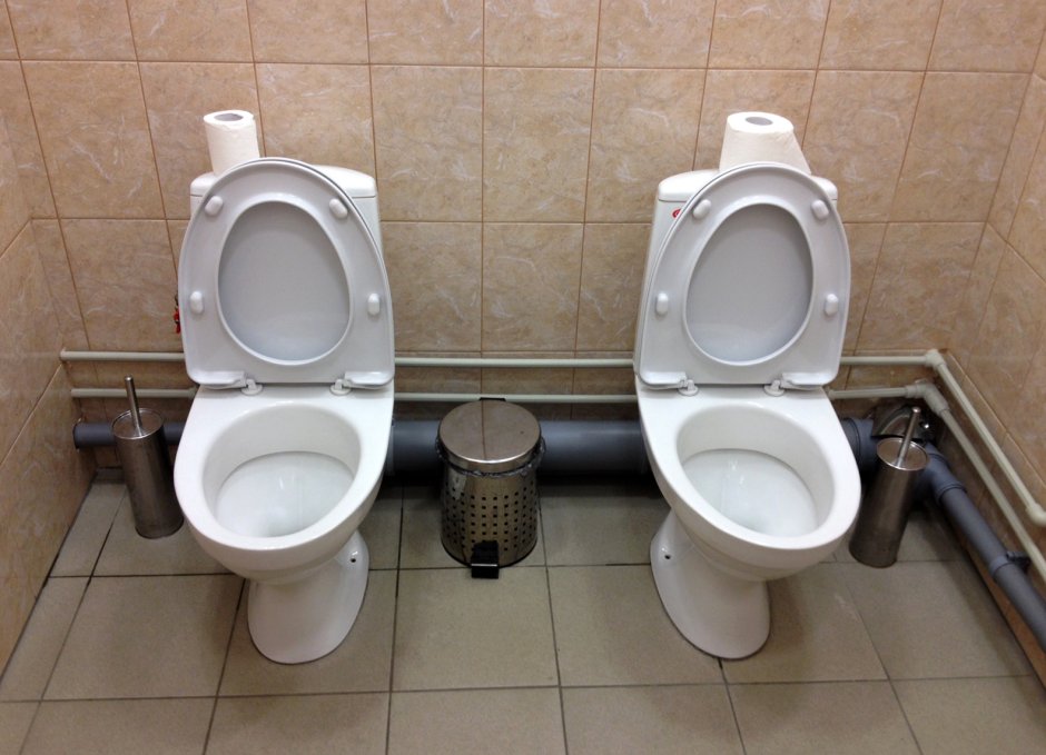 Два унитаза в одной кабинке