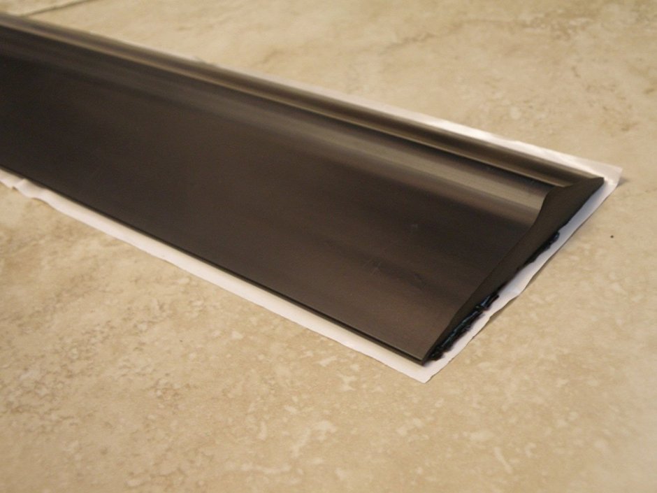 Шов между ванной и стенко