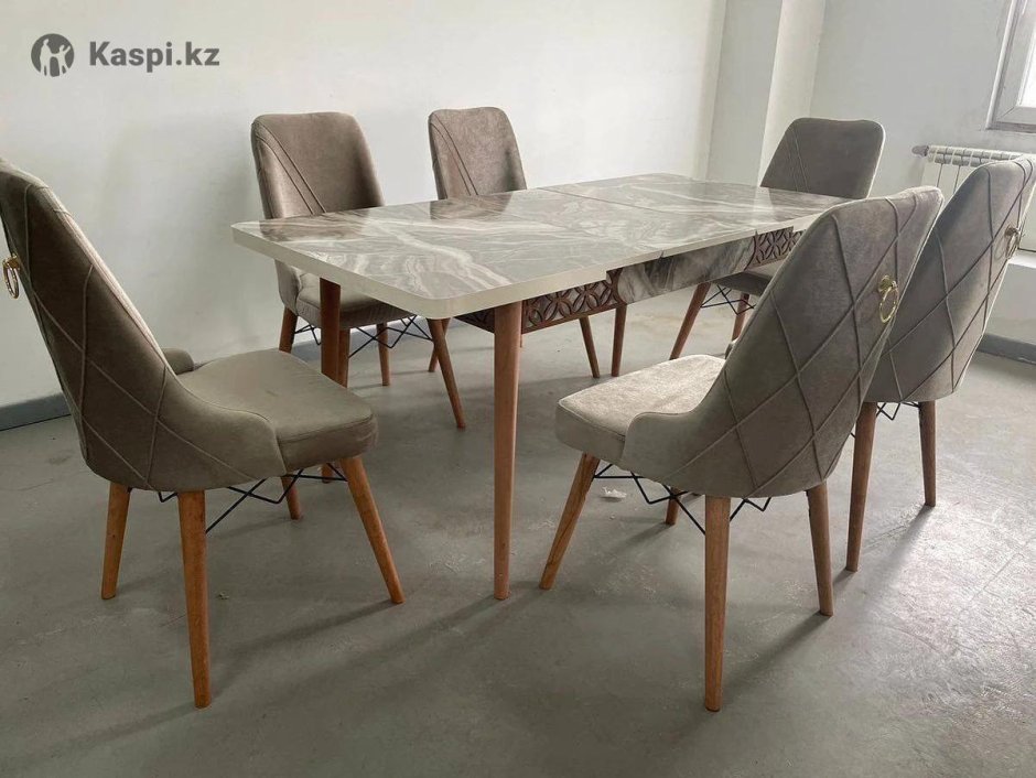 Круглый деревянный стол со стульями