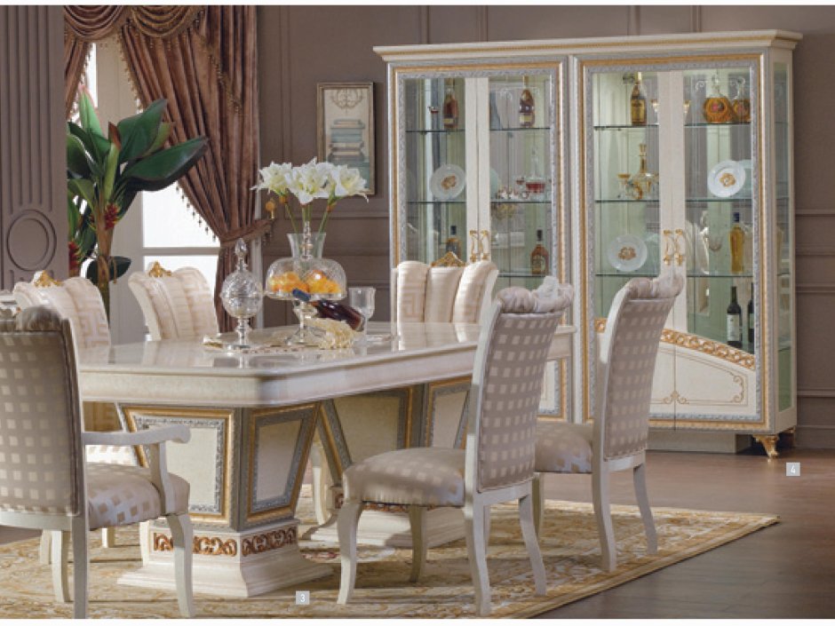 Королевские столы и стулья