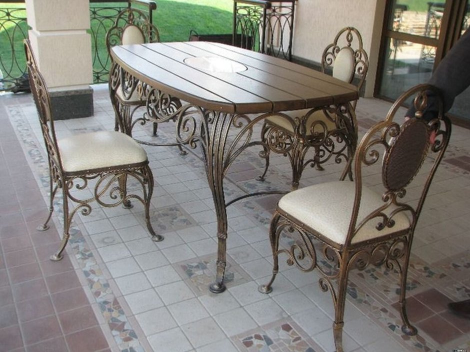 Стулья и столик в кафе популярные