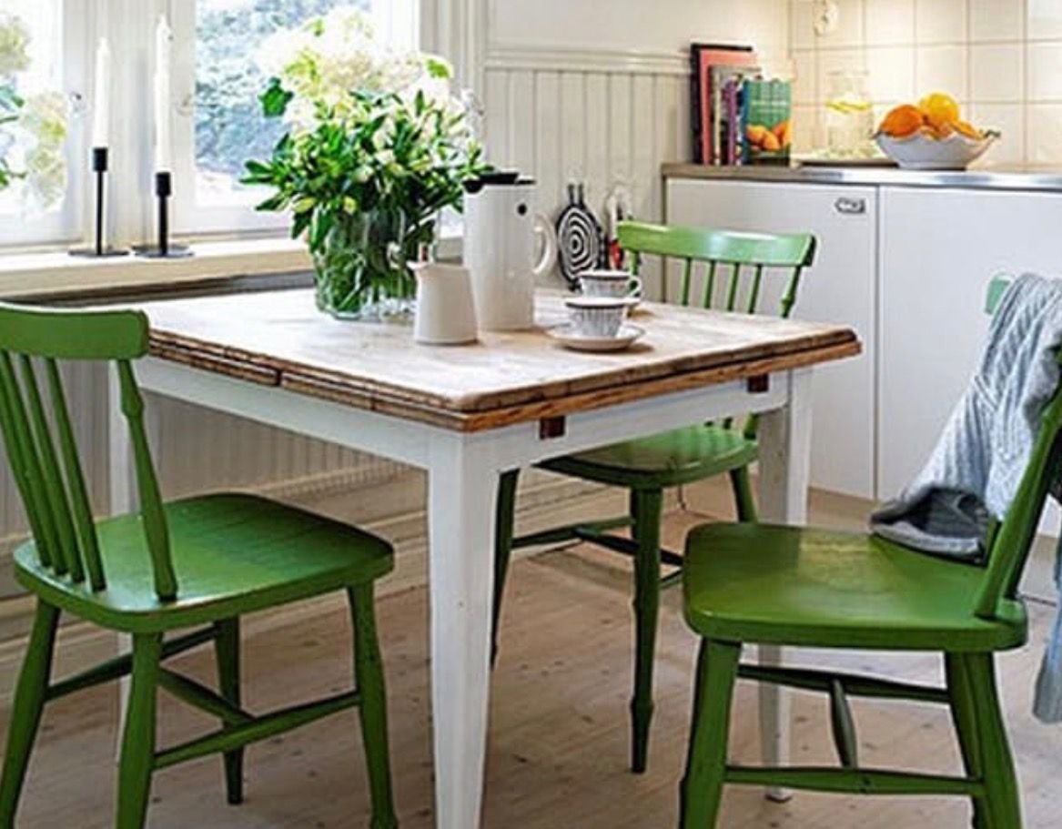 Ремонт кухонного стола. Стол кухонный. Кухонный стол в скандинавском стиле. Зеленые стулья в интерьере. Деревянный стол в скандинавском стиле.
