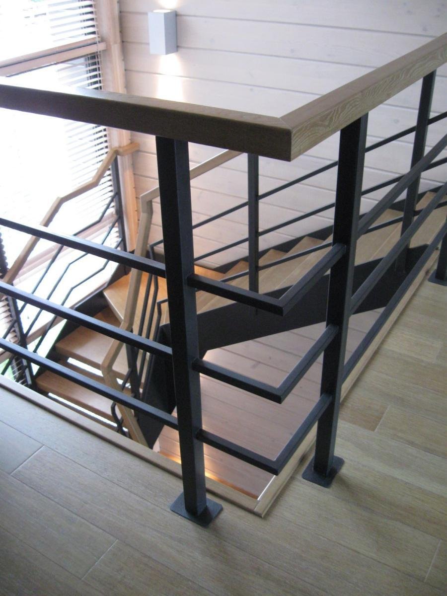 Ограждение лестницы из профильной трубы 40х25