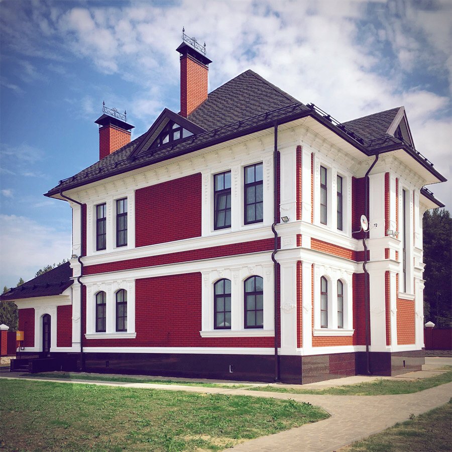 Штукатурка фасада дома эркером