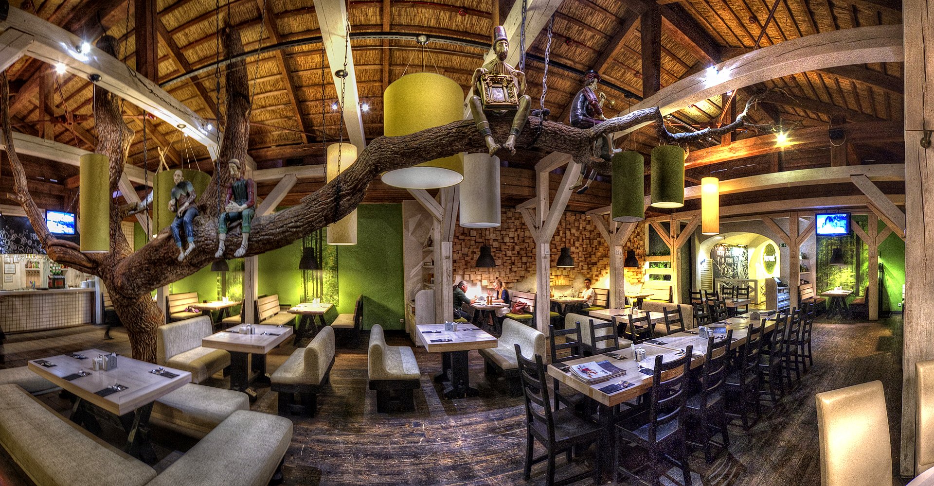 Ресторан лесной сайт. Ресторан в лесу. Ресторан в стиле леса. Интерьер кафе в стиле лес. Ресторан в Лесном стиле.