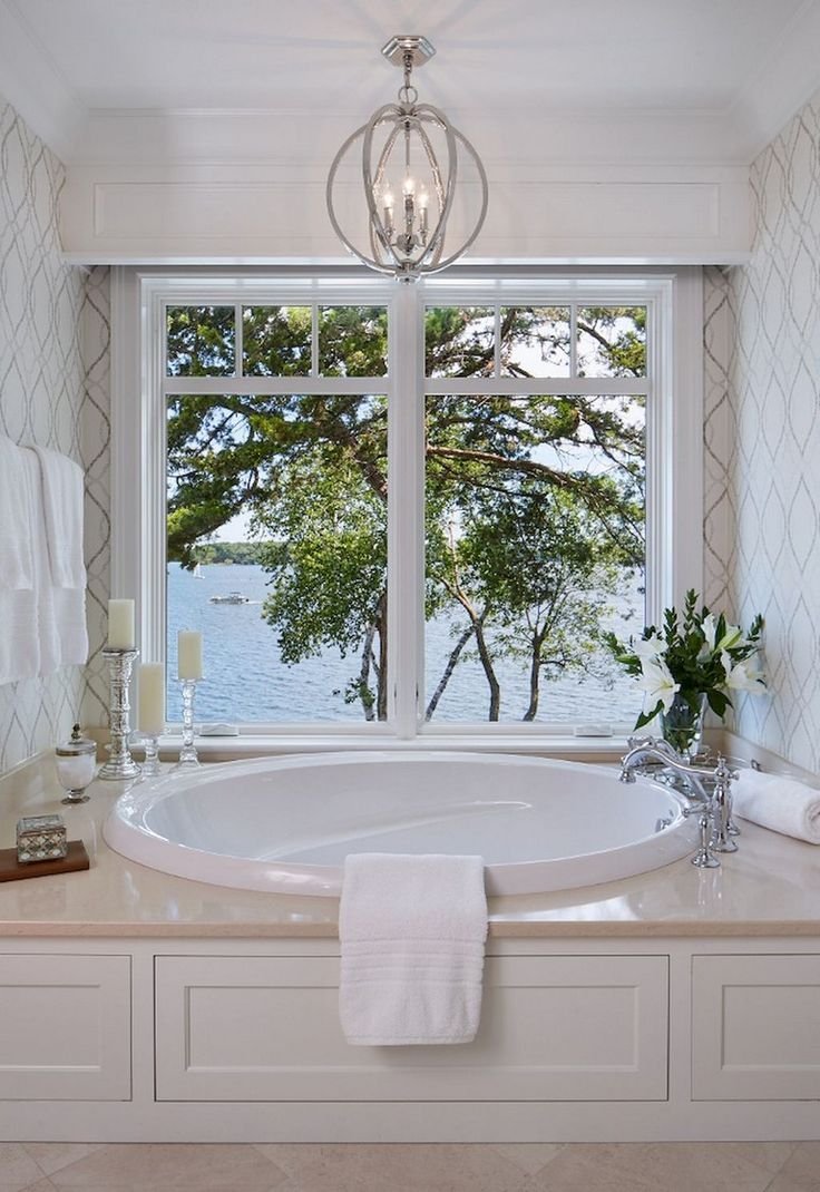 Декоративное окно в ванной