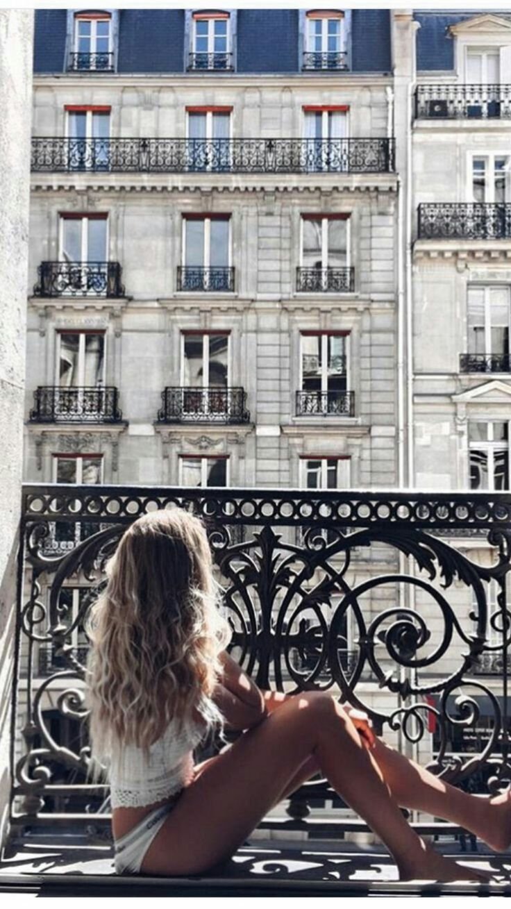 Девушка на балконе