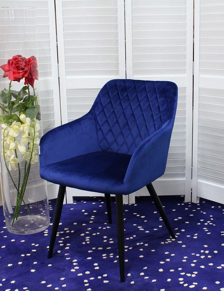 Стул на фоне стены