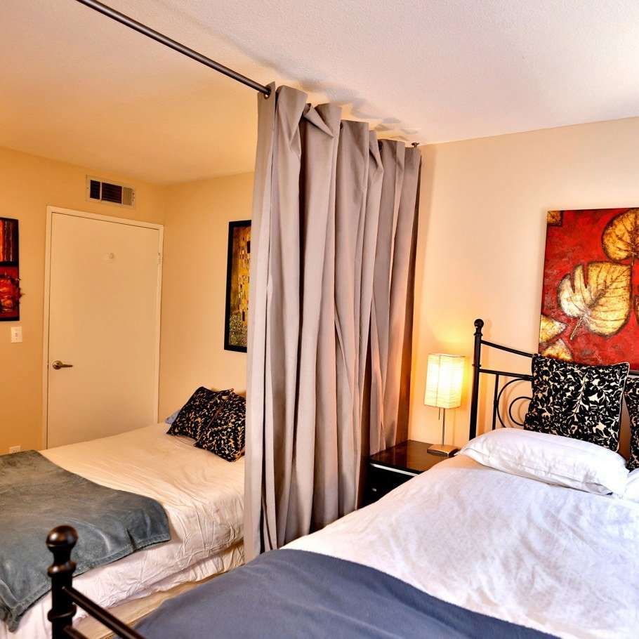 Карниз для зонирования комнаты шторами