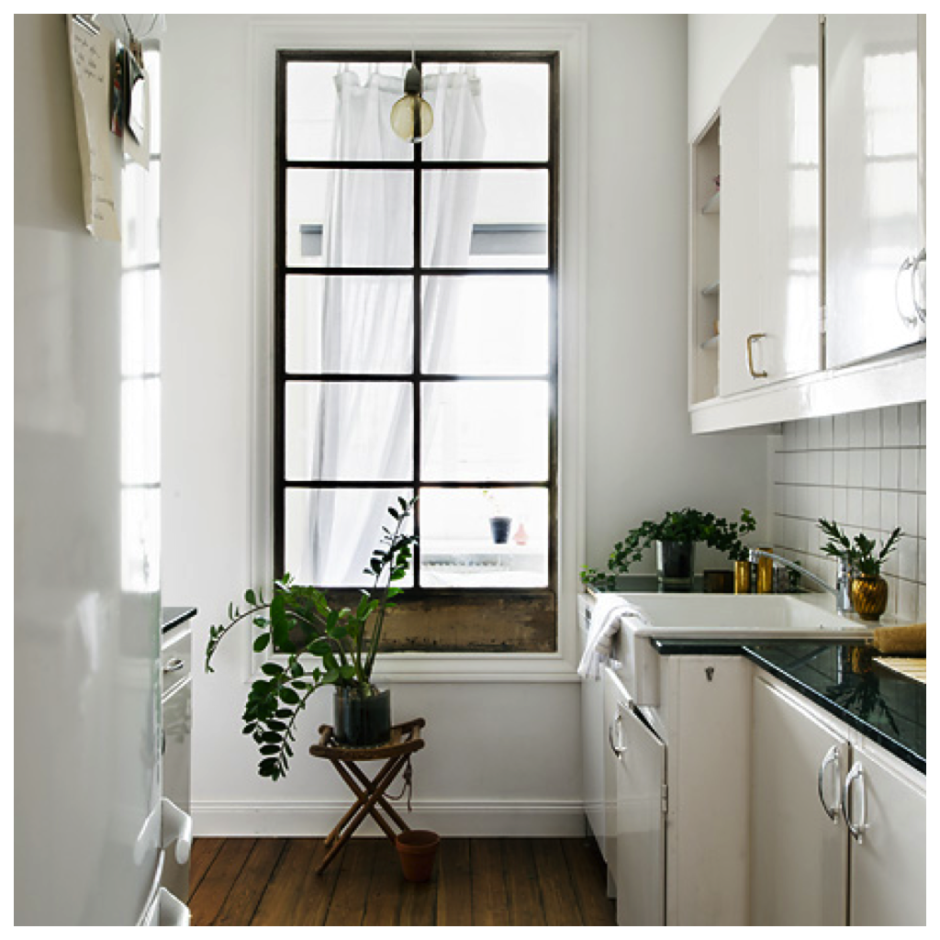 Кухня в скандинавском стиле с окном