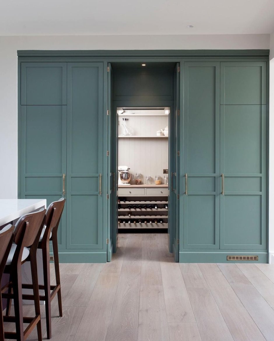 Скрытая дверь в спальне