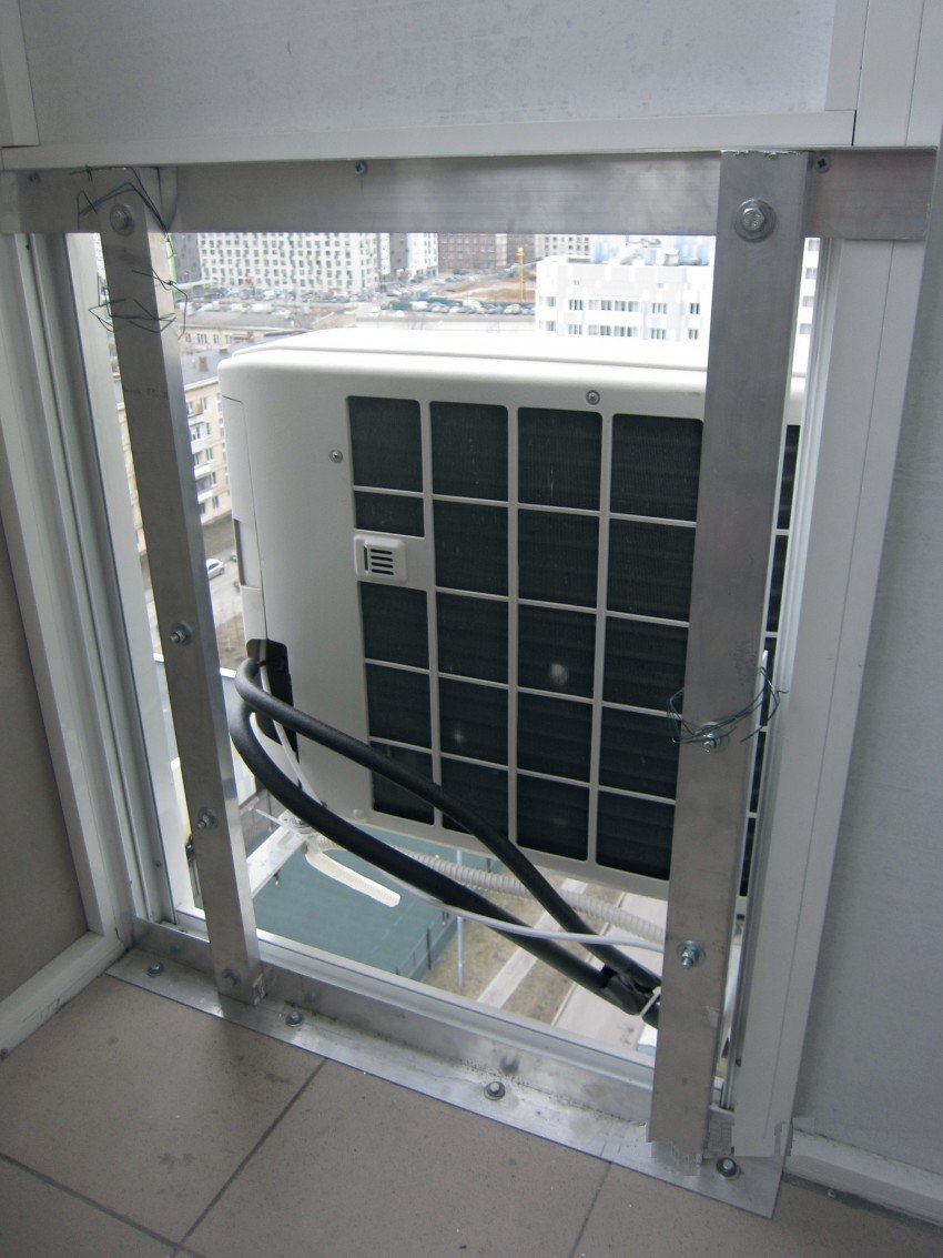 Наружный блок на балконе