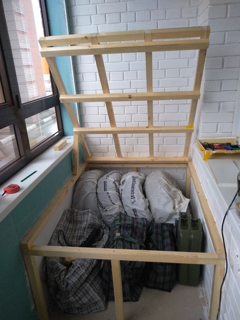 Ящик для хранения на лоджии