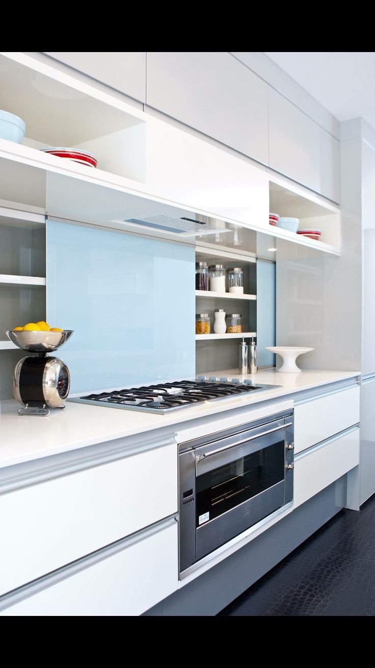 Кухня с раздвижными дверцами