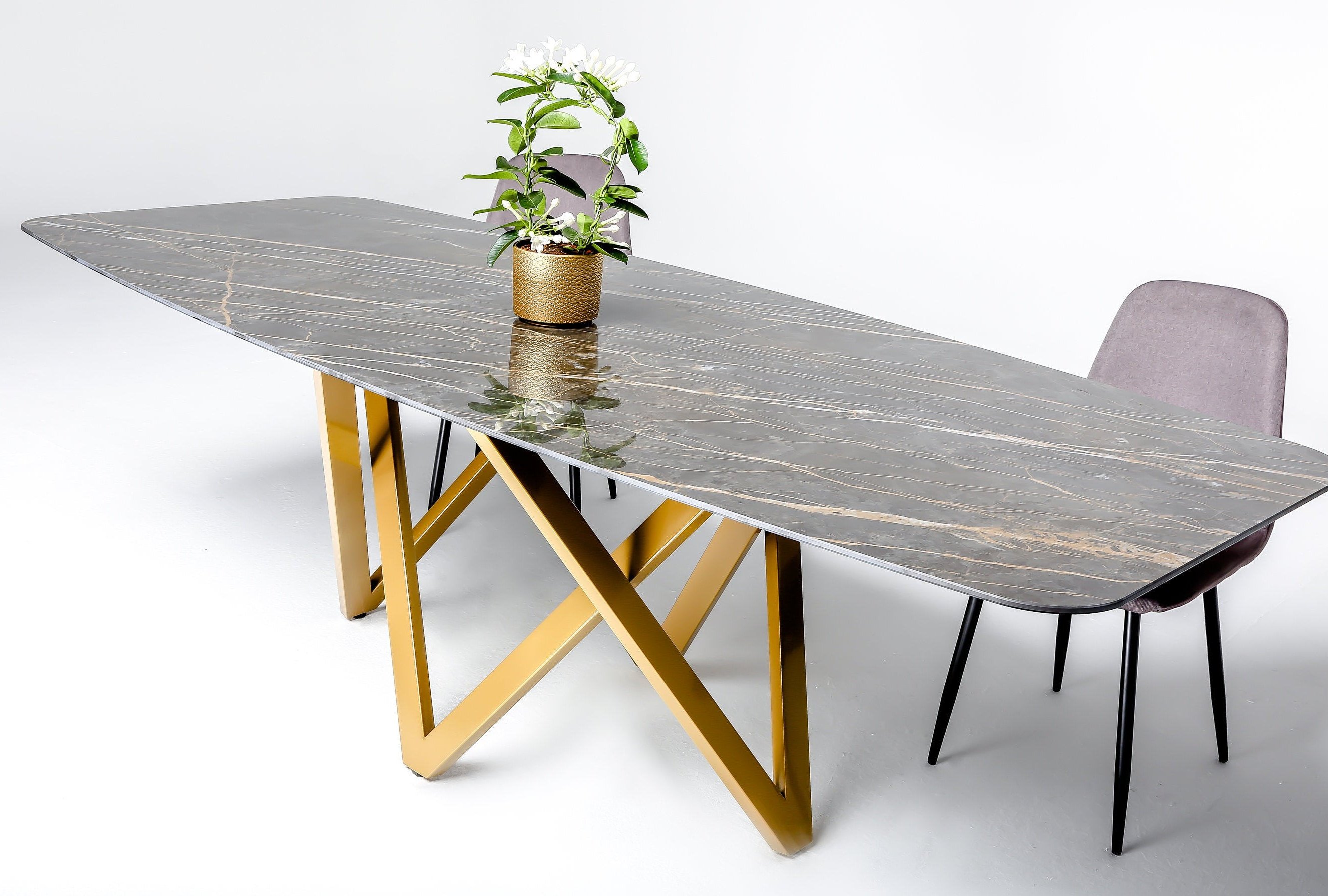 Железный кухонный стол. Дизайнерские столы. Стол на металлической основе. Подстолье металлическое для стола. Стол с железными ножками.