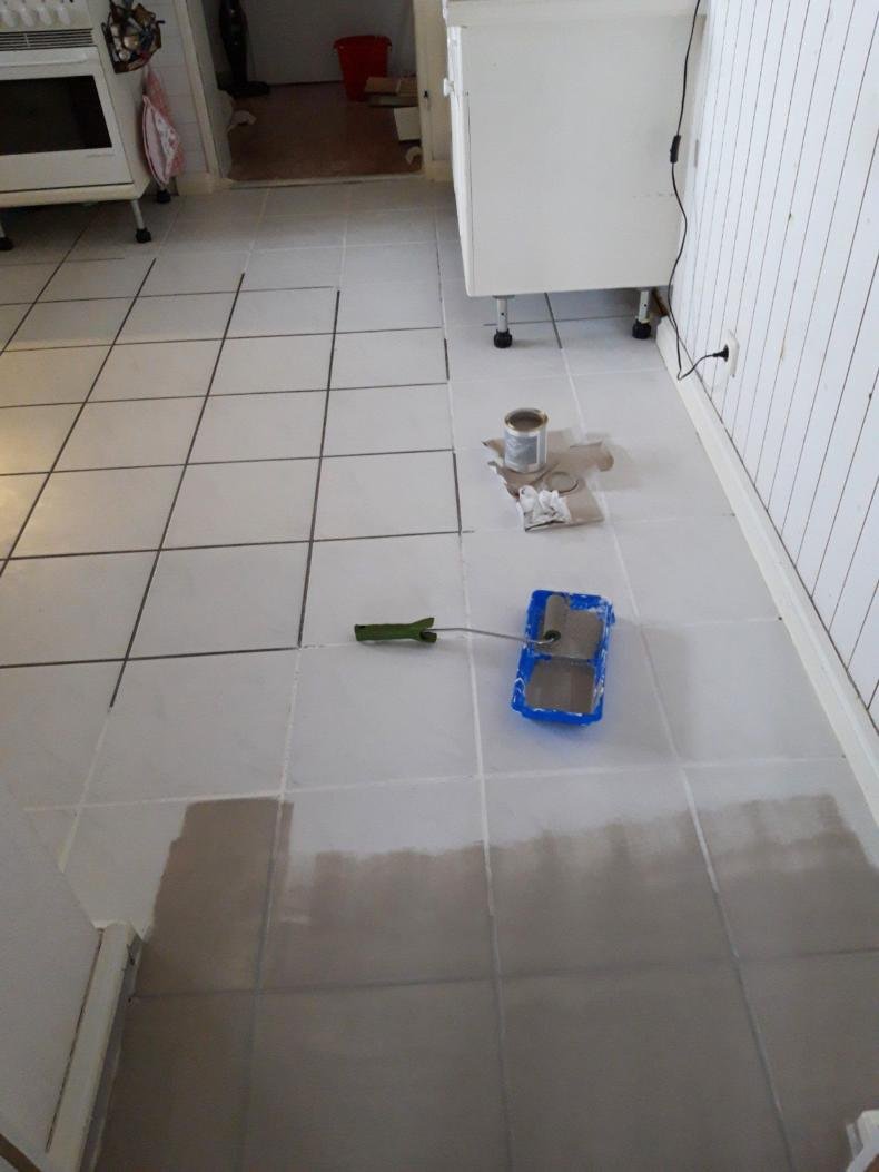 Окрашенная плитка на полу