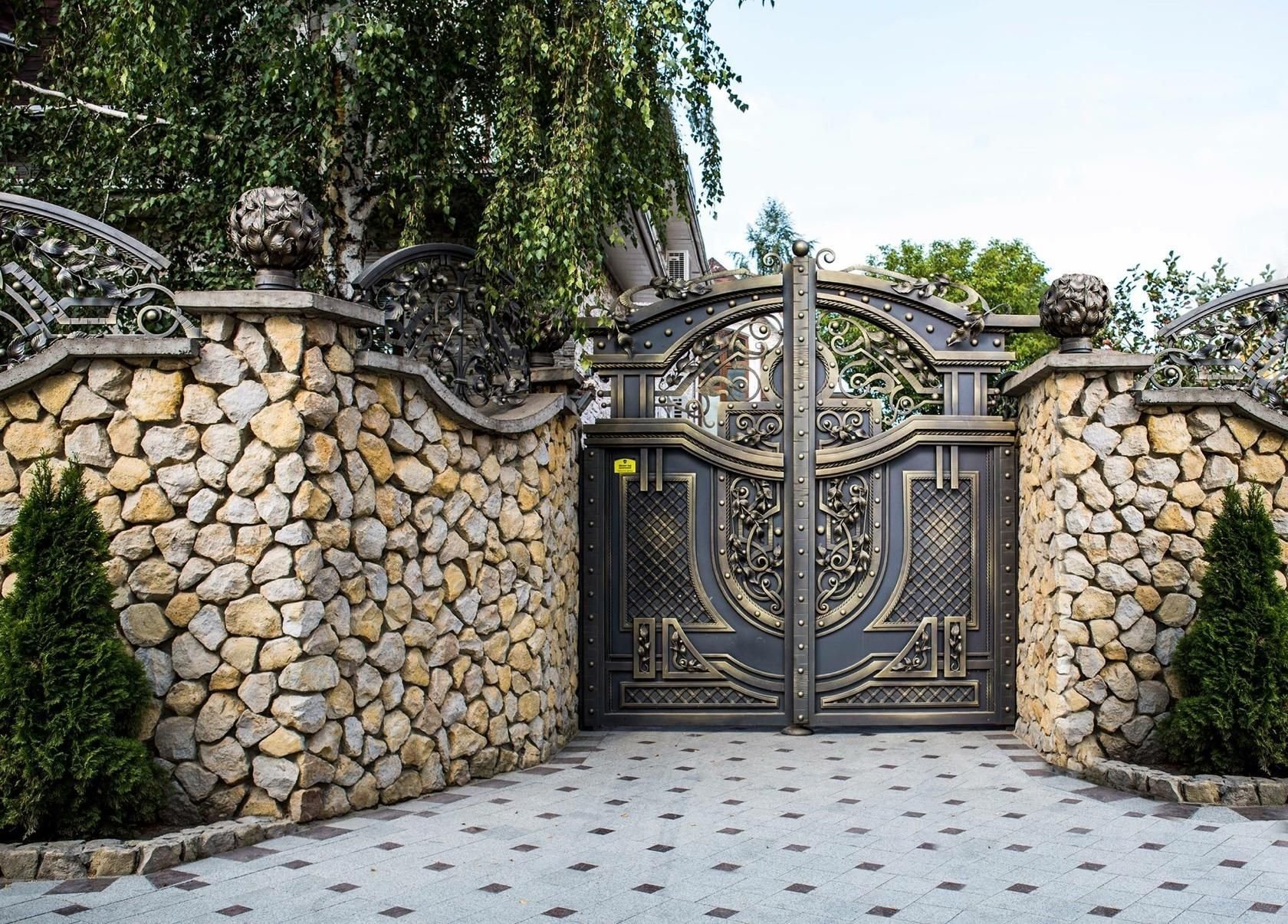 Загородные ворота. Забор калитка Райт стиль. Самые красивые ворота. Красивый забор из камня. Красивые кованые ворота.
