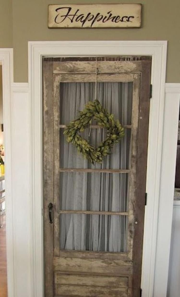 Старая дверь со стеклом