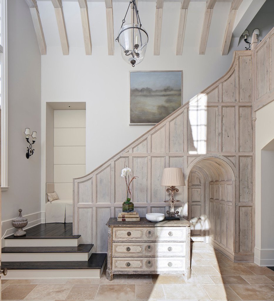 Лестница в стиле Прованс в интерьере