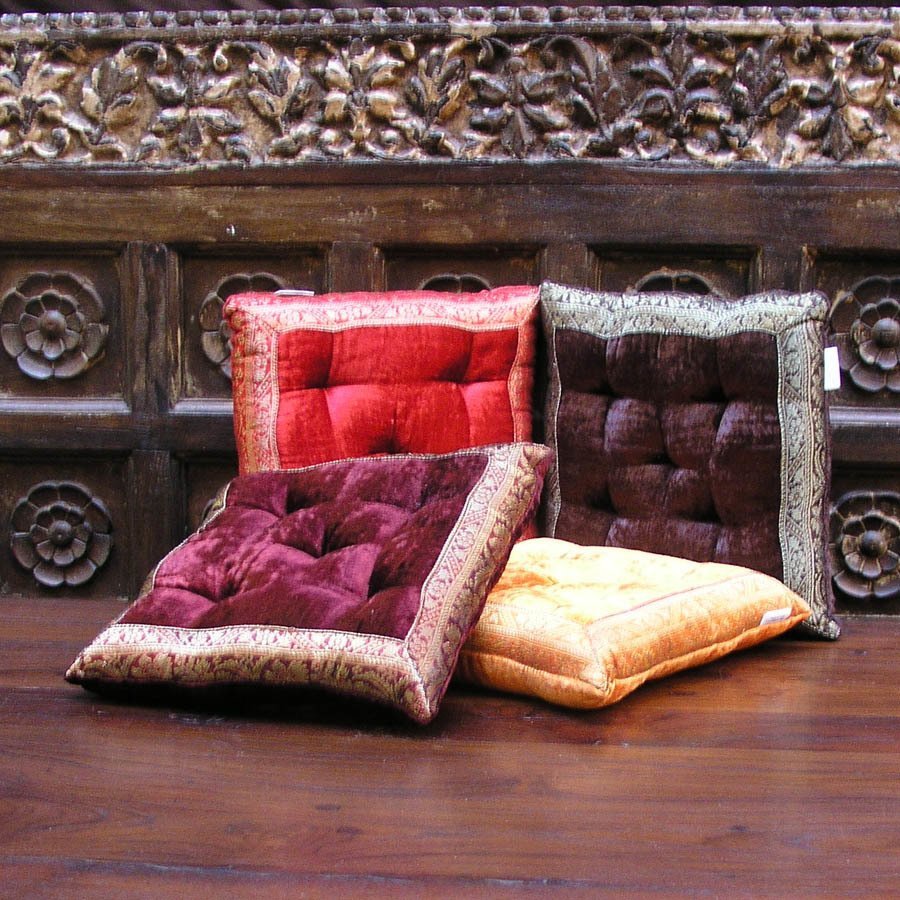 Подушки из бархата для диванов