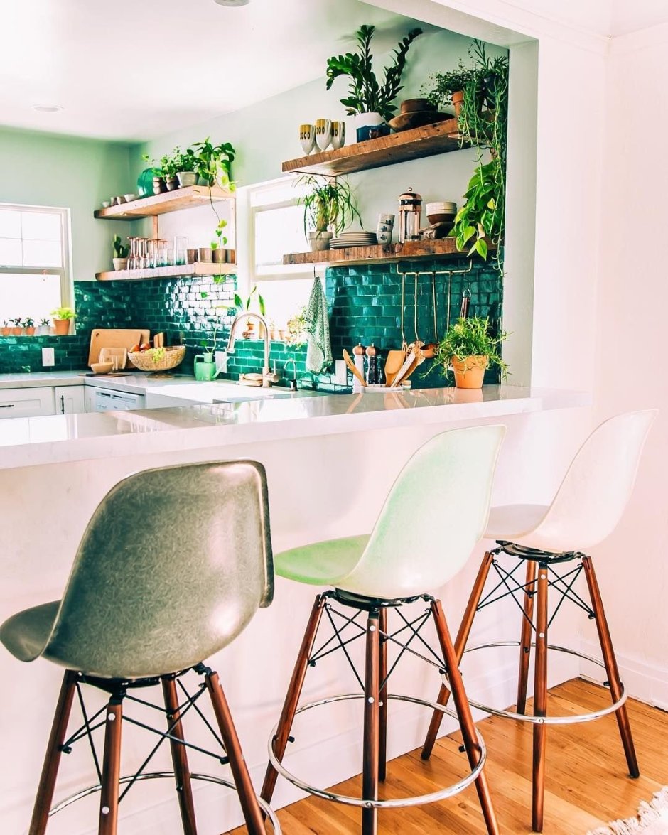 Изумрудная кухня в интерьере
