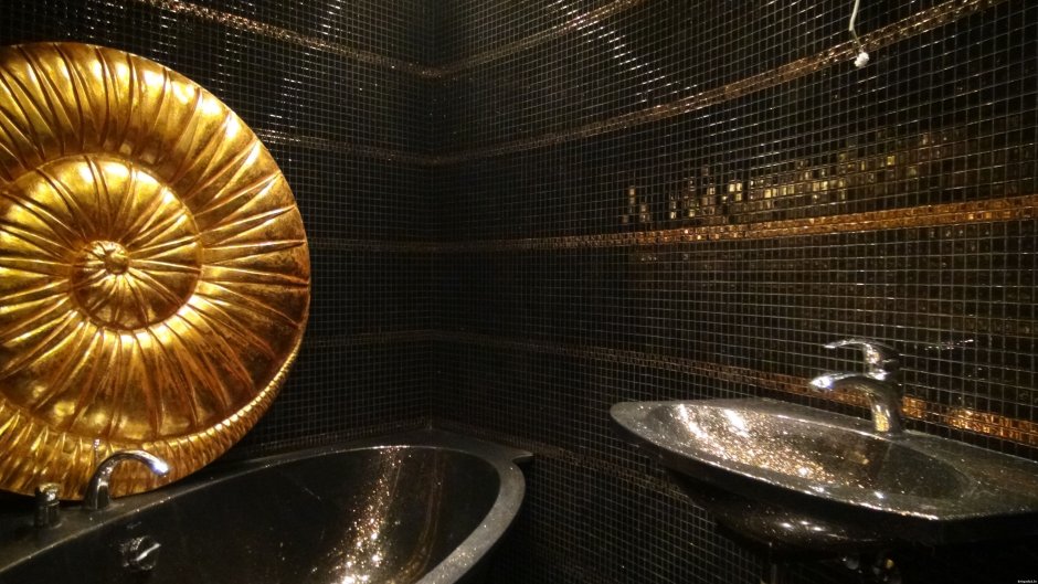 Золотая раковина в интерьере ванной