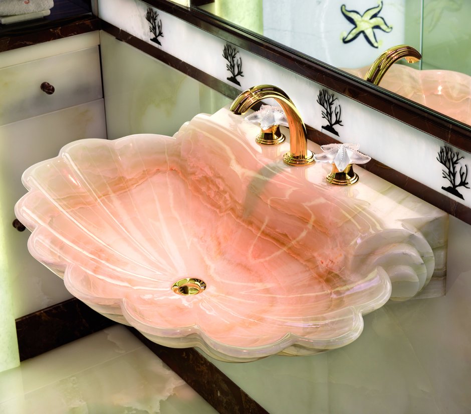 Раковина из розового мрамора