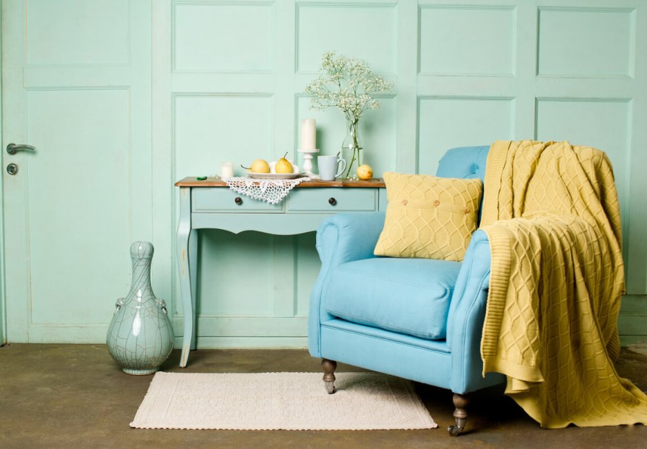 Бирюзовое кресло в интерьере