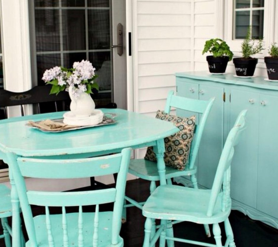 Диван мятного цвета в интерьере гостиной