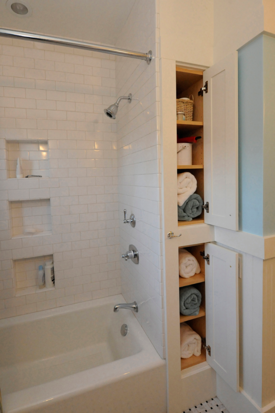 Короб в ванной с полками