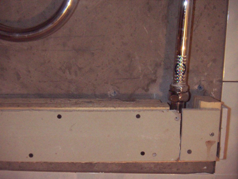 Короб для водопроводных труб в ванной