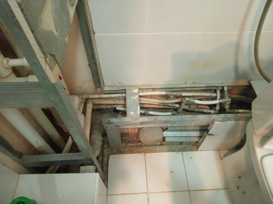 Демонтаж короба в ванной