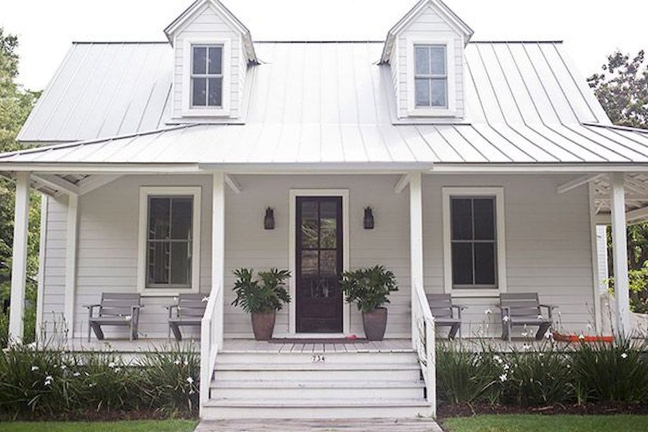 Серый дом с белой террасой
