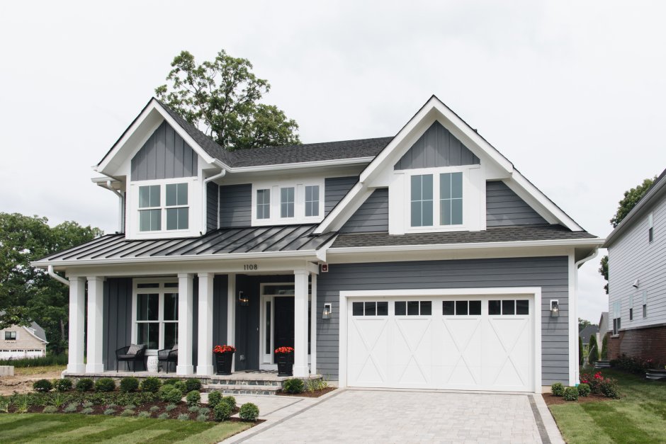 Серый фасад дома