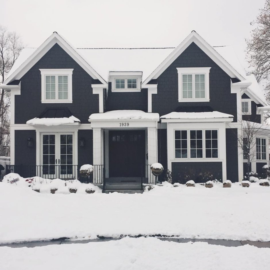 Дом с белыми окнами