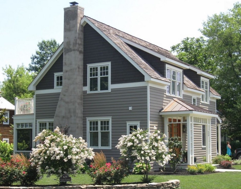 Дом из серого сайдинга